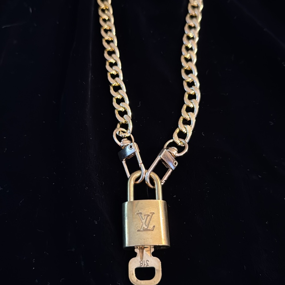 LV lock with key & chain 318